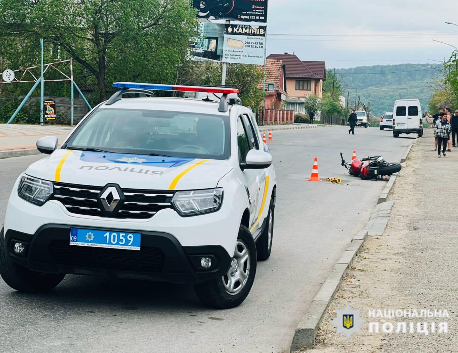 В Надвірній зіткнулись авто та мотоцикл: постраждали двоє людей. ФОТО
