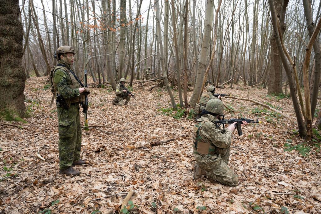 Закордонні інструктори навчають українських новобранців,орієнтуванню в густій лісистій місцевості,генштаб зсу