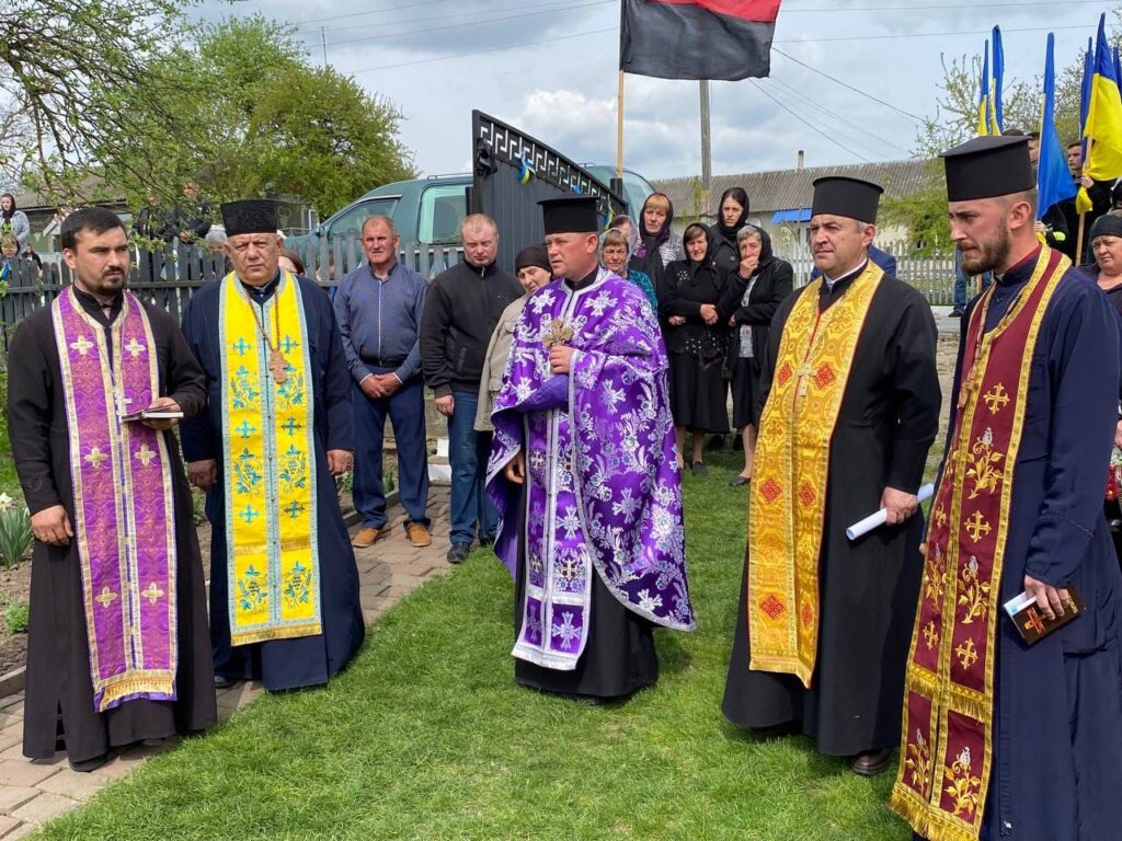 На Городенківщині провели в останню дорогу захисника Романа Ленчовського