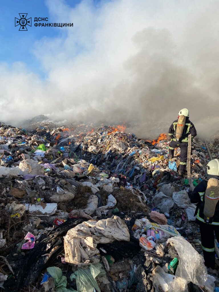 На Прикарпатті спалахнула масштабна пожежа на сміттєзвалищі