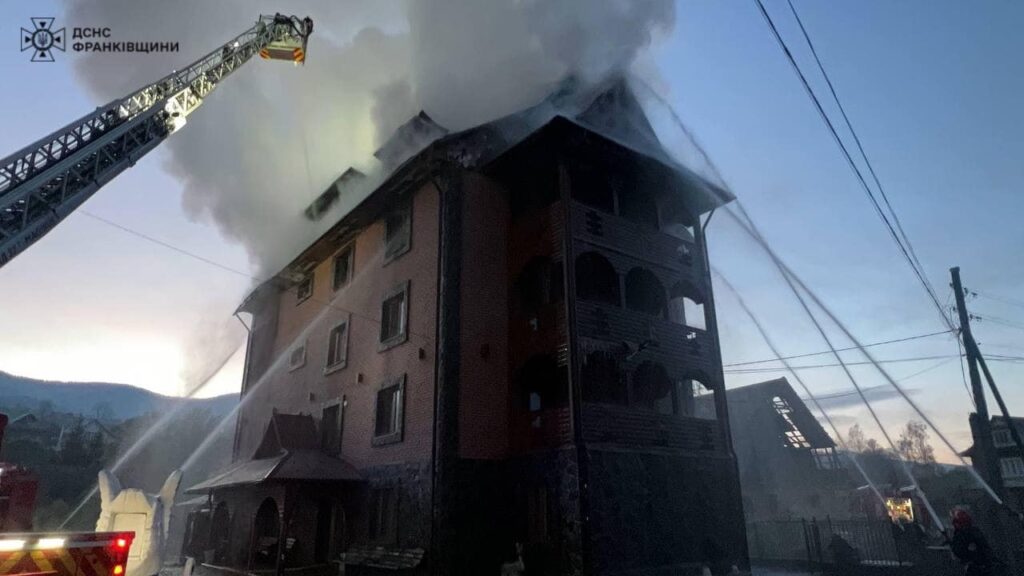 35 рятувальників гасили пожежу готелю у Ворохті. ФОТО