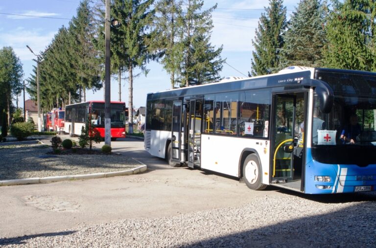 Німецькій партнери передали Тлумацькій громаді два автобуси та два пожежних авто