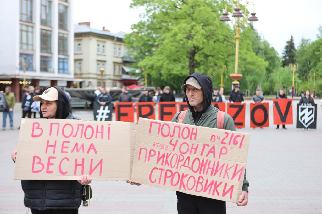 Рідні військовополонених провели акцію підтримки в Івано-Франківську. ФОТО