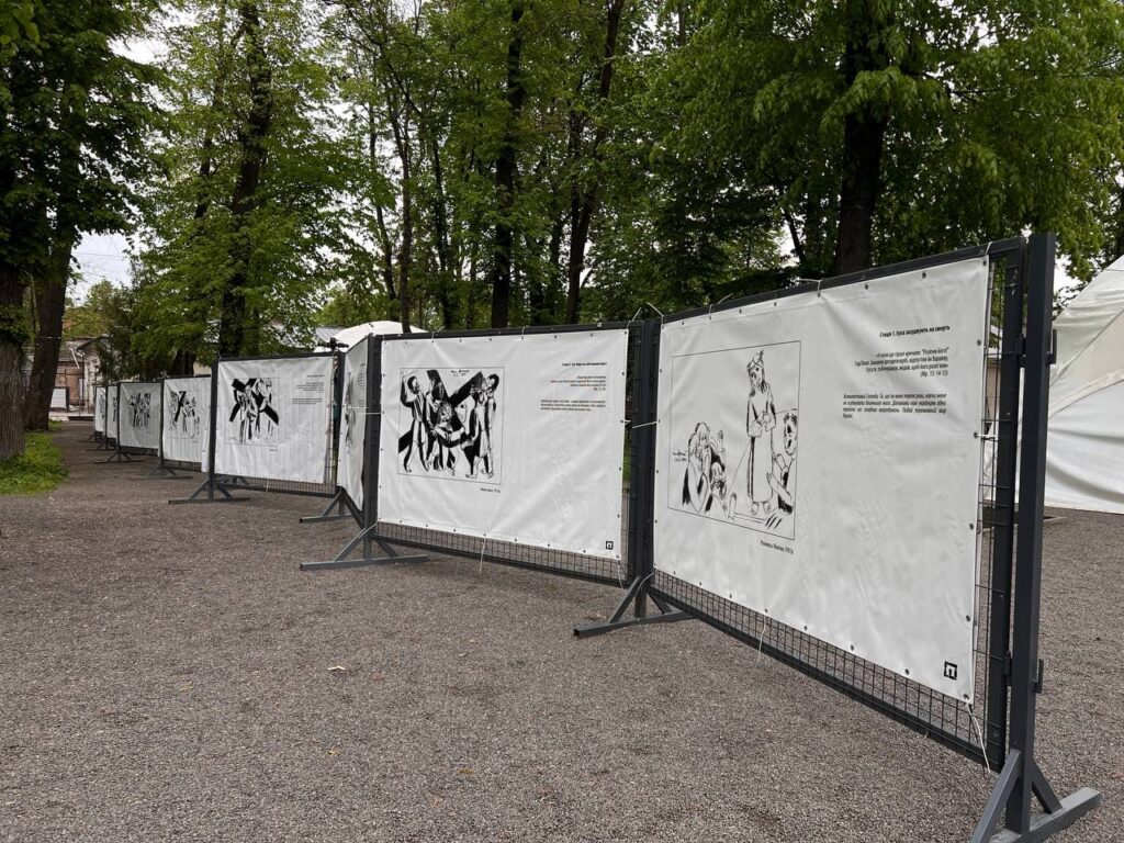 В Палаці потоцьких розмістили тематичну інсталяцію «Хресна дорога». ФОТО