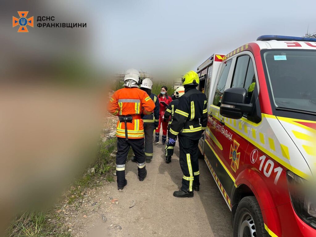 рятувальники вивільнили тіло чоловіка,з-під металевих конструкцій,Головне управління ДСНС України в Івано-Франківській області