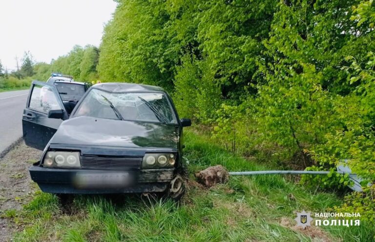 На Прикарпатті водій не впорався з керуванням і з’їхав у кювет. ФОТО