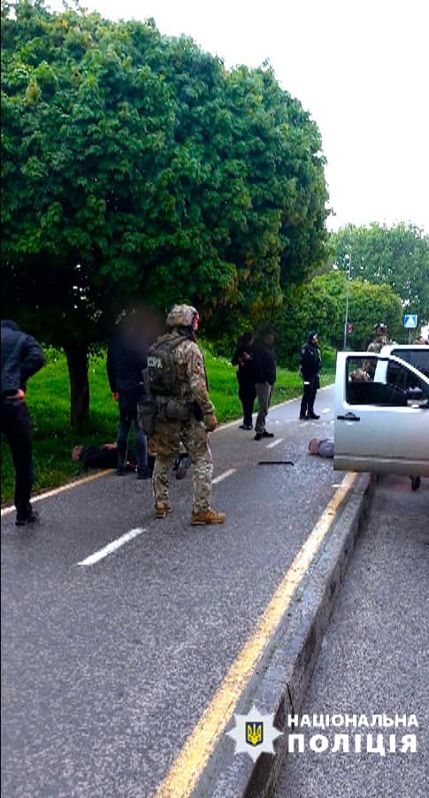 На Франківщині троє чоловіків у військовій формі на блокпості вкрали у чоловіка майже 8 мільйонів гривень. ФОТО