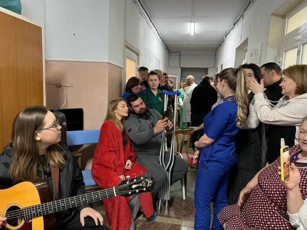 Тіна Кароль у Коломиї заспівала для ветеранів війни обласного госпіталю