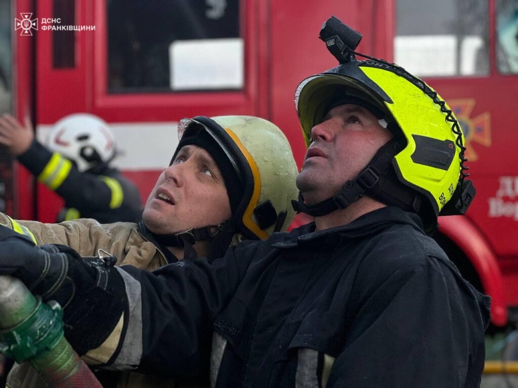 35 рятувальників гасили пожежу готелю у Ворохті. ФОТО