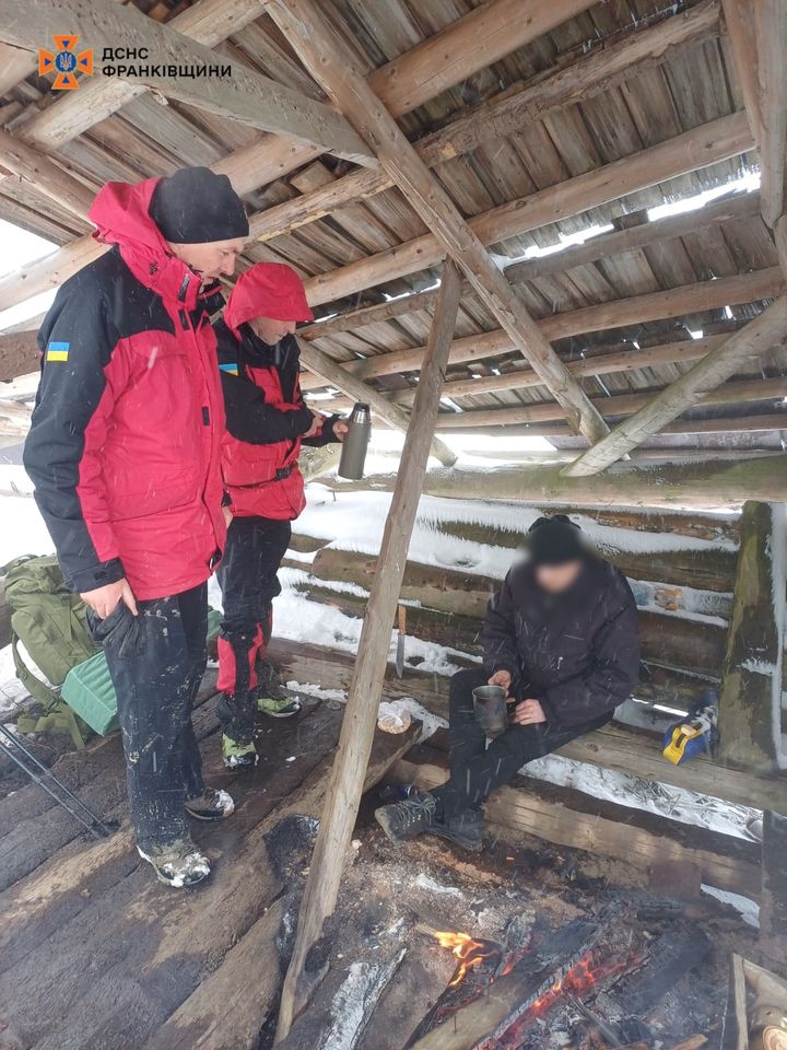 Прикарпатські рятувальники знайшли в горах харків'янина з переохолодженням. ФОТО