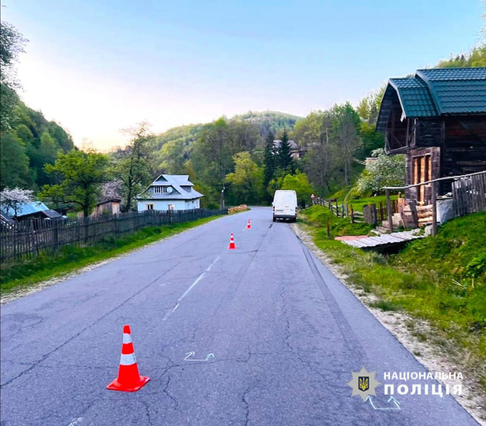 Раптово вибігла на дорогу: на Косівщині дитина потрапила під колеса мікроавтобуса