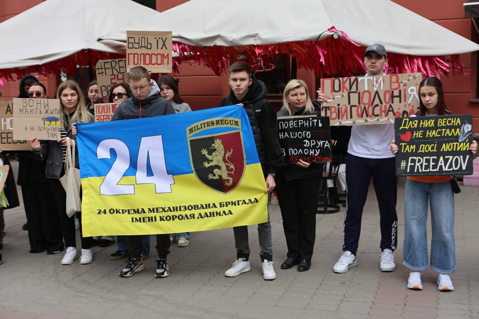 Рідні військовополонених провели акцію підтримки в Івано-Франківську. ФОТО