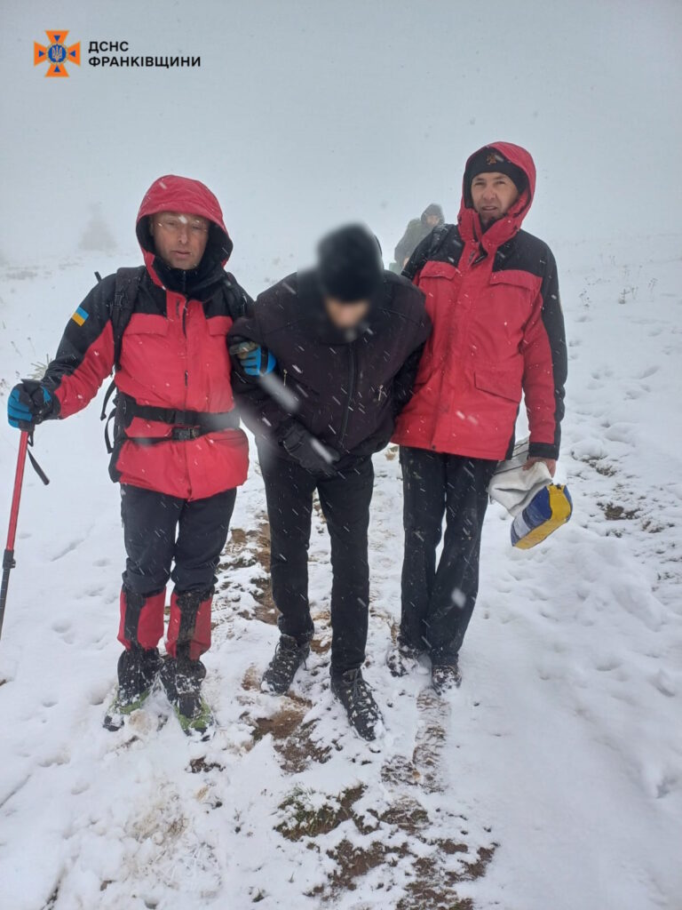 Прикарпатські рятувальники знайшли в горах харків'янина з переохолодженням. ФОТО