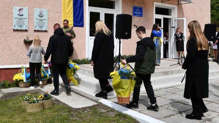 У Рогатинській громаді відкрили меморіальні дошки військовим Андрію Білоусу й Тарасу Каві