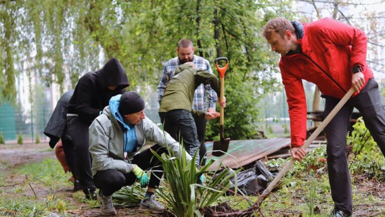 Франківці провели толоку на березі міського озера: представники УГКЦ і міськради не прийшли