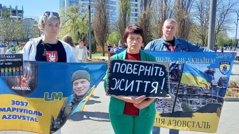 "Ми боремося і чекаємо": у Франківську відбулася акція "Free Azov" на підтримку військовополонених
