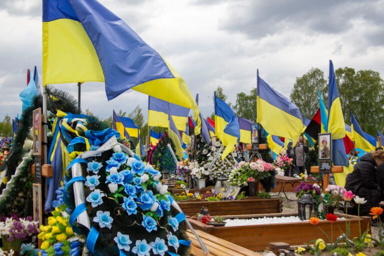 Поруч Алеї героїв на міському кладовищі, облаштували ще одну автобусну зупинку