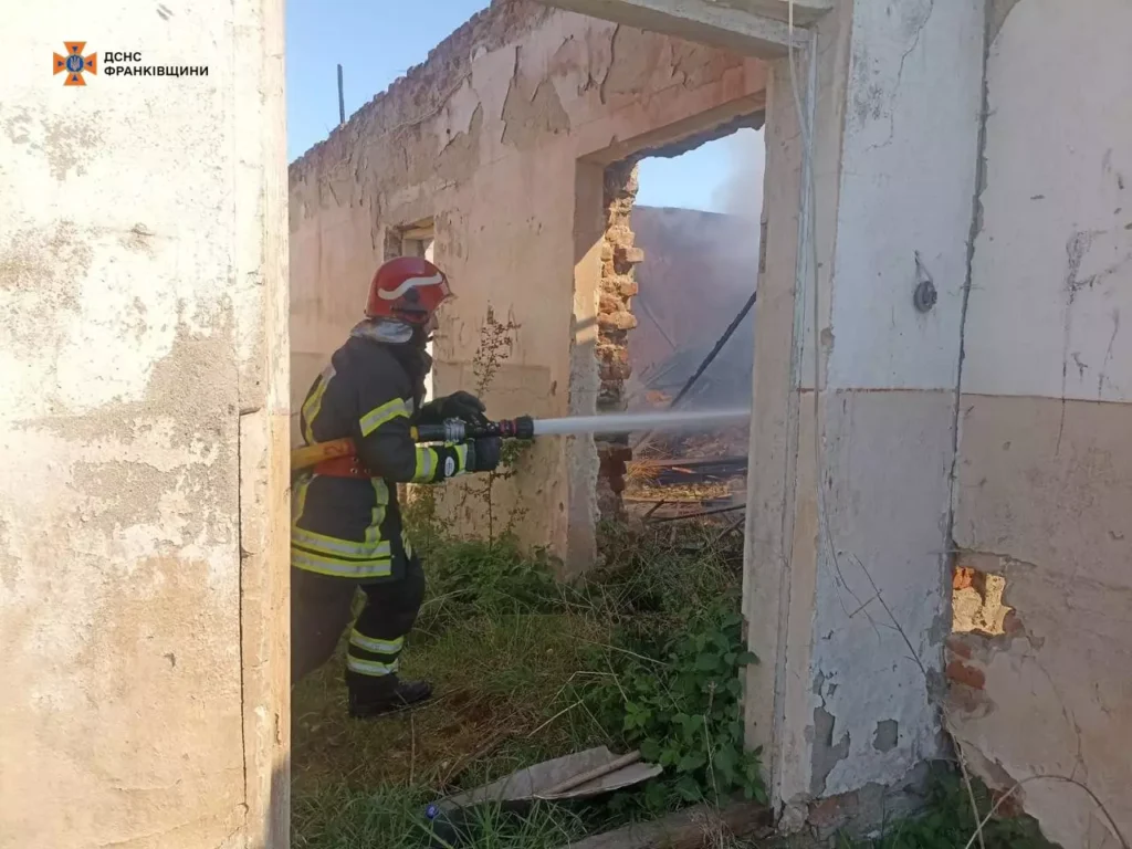 Вогнеборці гасили пожежу на території пилорами у Верховині