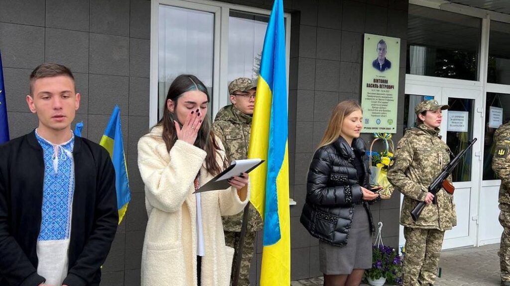 У ПНУ відкрили меморіальну дошку полеглому воїну Василю Вінтоняку