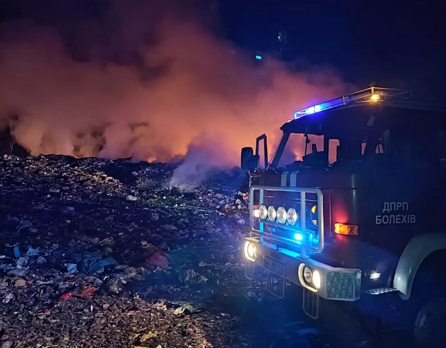 У Болехові горіло сміттєзвалище