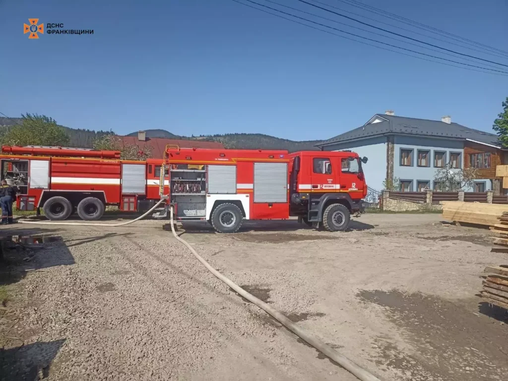 Вогнеборці гасили пожежу на території пилорами у Верховині