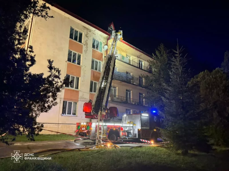 В Яремче вночі горіло горище лікарні. ВІДЕО