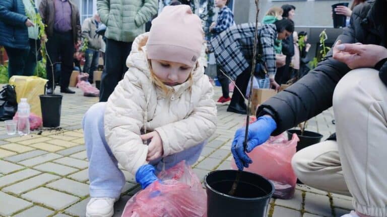 У Калуші в пам'ять про загиблих воїнів посадили саджанці дубів. ФОТО