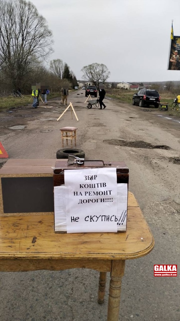На Рожнятівщині місцеві мешканці взялися самотужки ремонтувати дорогу