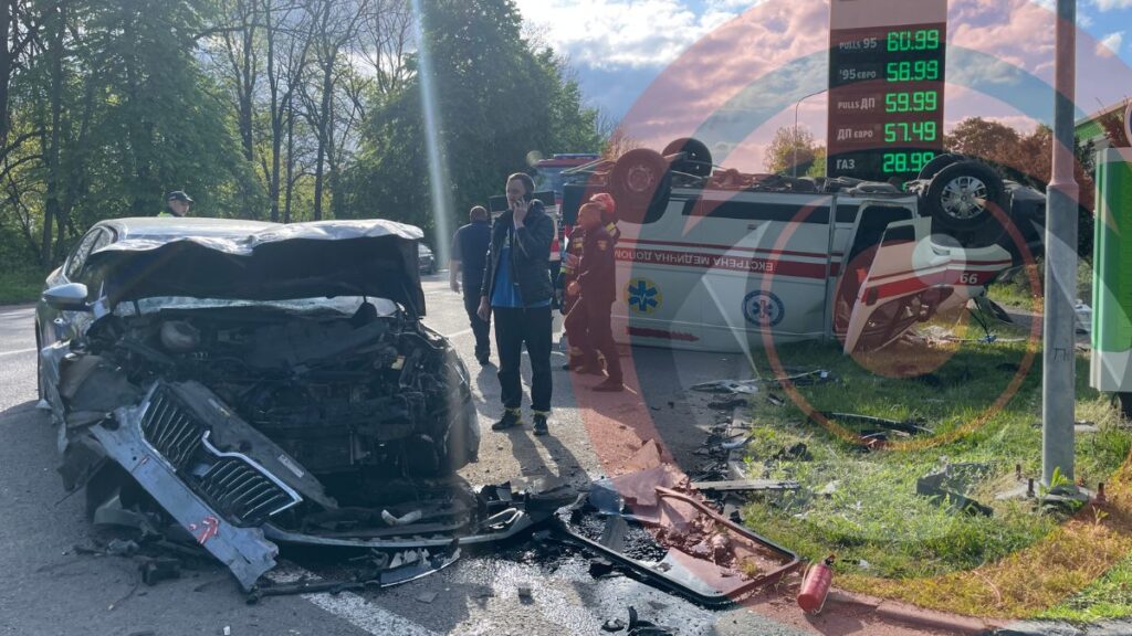 У Калуші трапилася потужна аварія за участі швидкої допомоги ФОТО