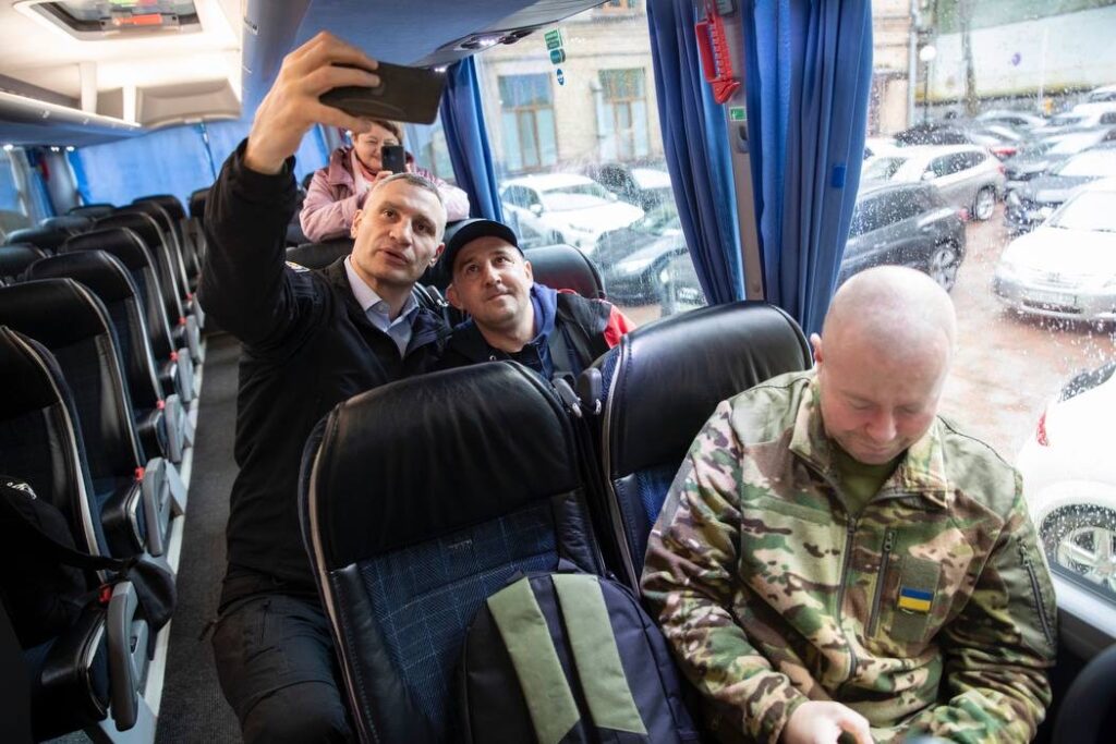 Перші 13 українських захисників вирушили до Берліна, де їм встановлять сучасні інноваційні протези, - Кличко