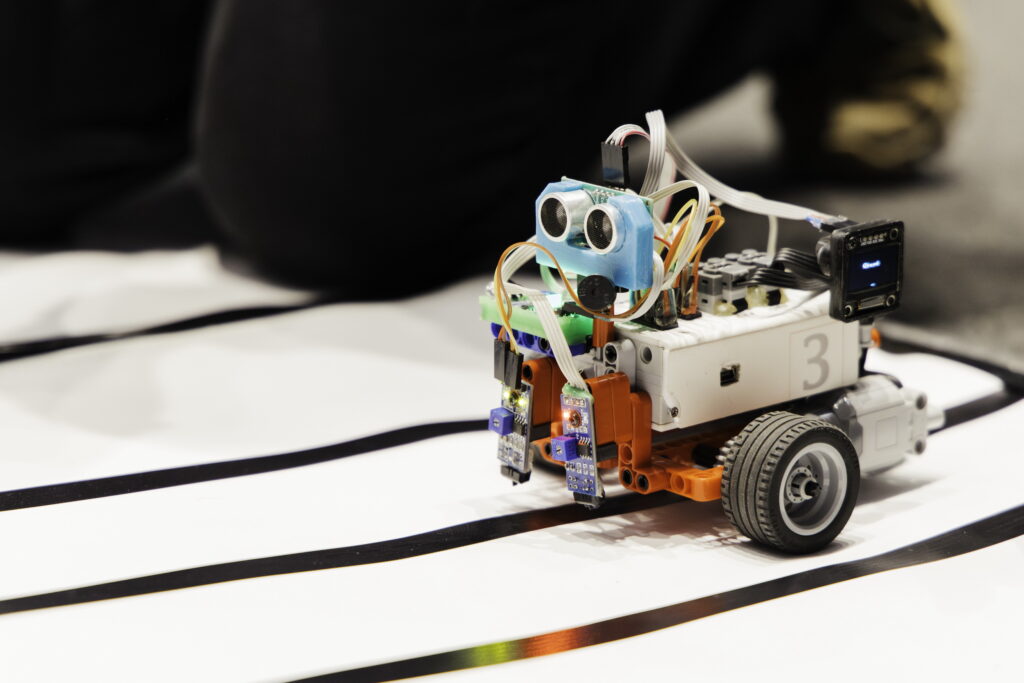 У Івано-Франківську провели обласні змагання роботів «Roborace»,змагання роботів,університет короля данила