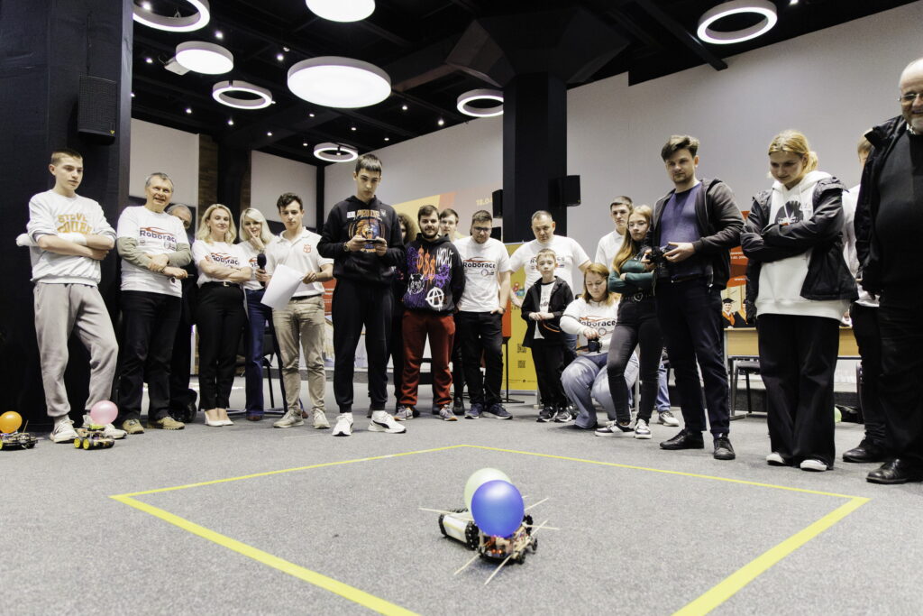 У Івано-Франківську провели обласні змагання роботів «Roborace»