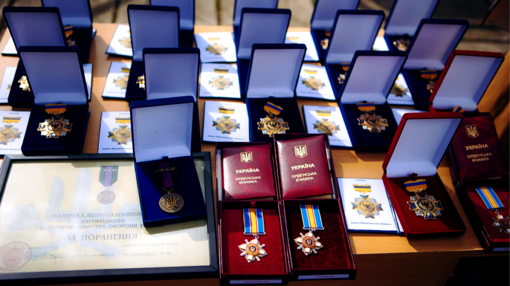 Чотирьох військовослужбовців з Прикарпаття посмертно нагородили почесними відзнаками