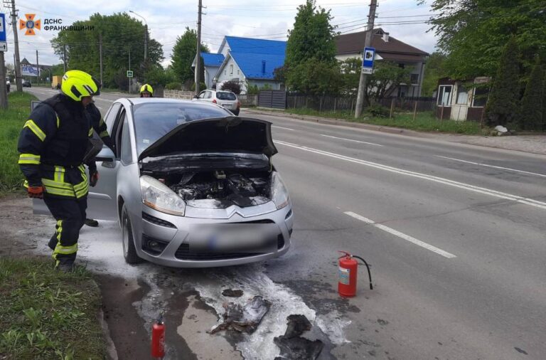 У Франківську горів автомобіль. ФОТОФАКТ