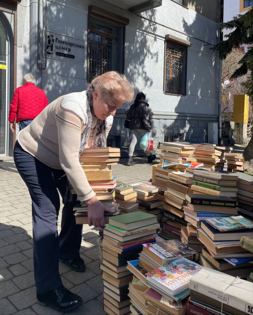 За місяць у Франківську зібрали тонну російських книг: кошти передали на закупівлю дронів для військових