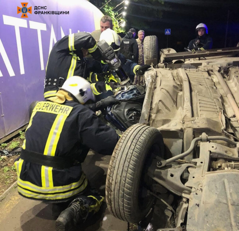 Карколомна ДТП у Франківську: рятувальники деблокували з авто постраждалого