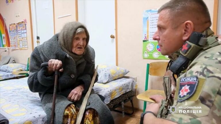 На Донеччині 98-річна бабуся пішки здолала 10 кілометрів, аби вийти з окупації