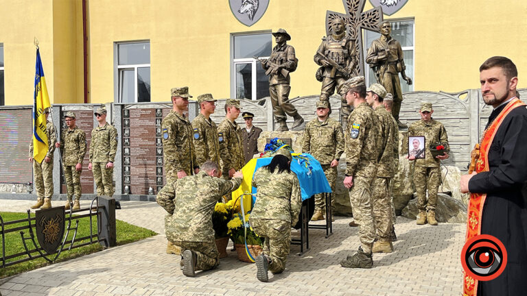 Коломияни на колінах зустріли полеглого бійця "десятки" Сергія Лазарука