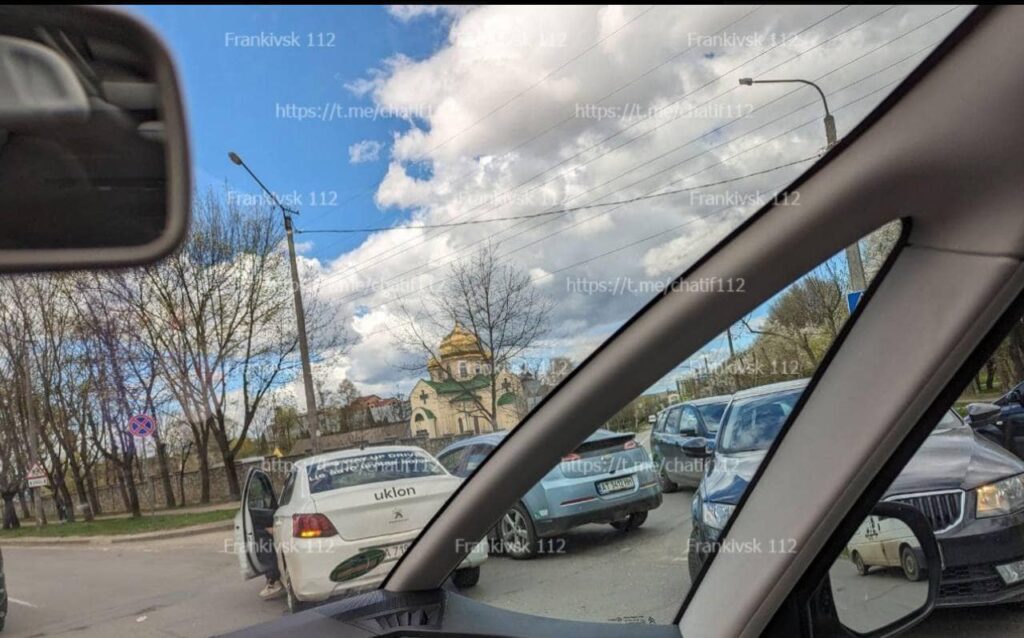 На перехресті Довженка-Дорошенка у Івано-Франківську змінено організацію дорожнього руху для автомобілів