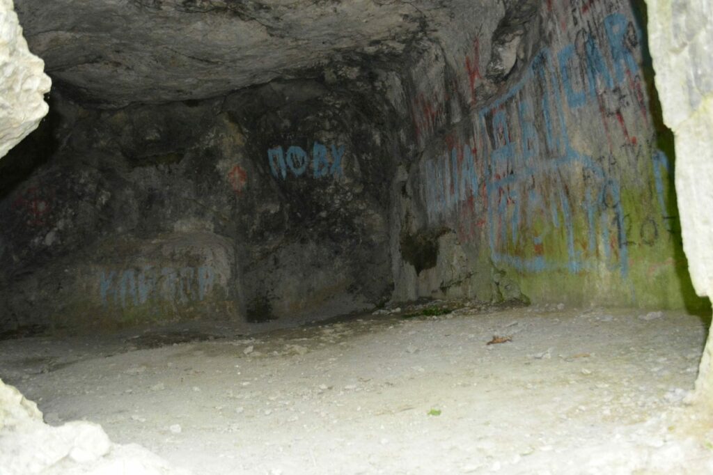 Археологи ПНУ досліджують скельний печерний монастир над Дністром