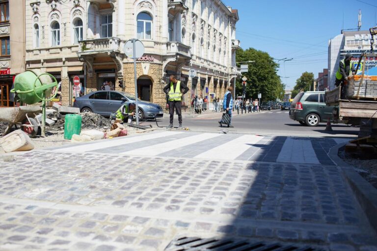 Для зручності людей з інвалідністю та ветеранів війни, маршрут між лікарнями Пасічної та Мазепи, зроблять безбар'єрним