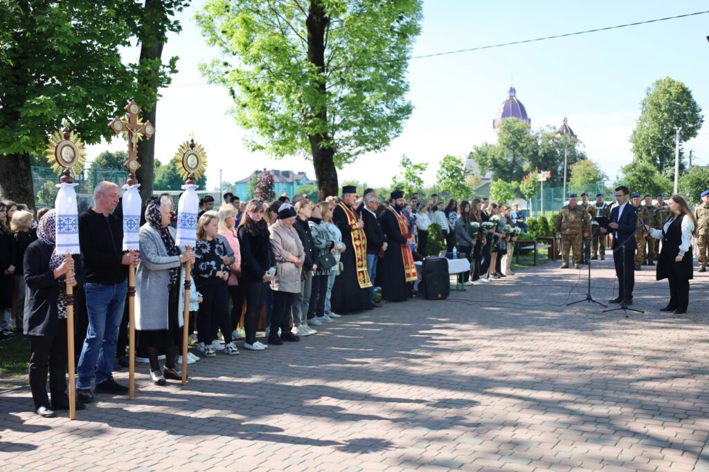 У Франківській громаді відкрили меморіальну дошку захиснику Роману Круліву