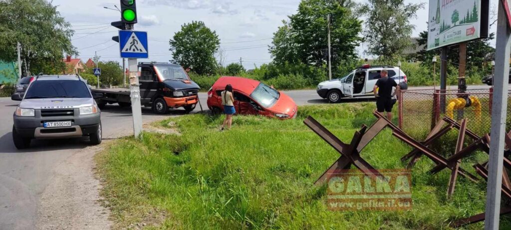 Поблизу Франківська зіткнулись легковик і евакуатор: є постраждала