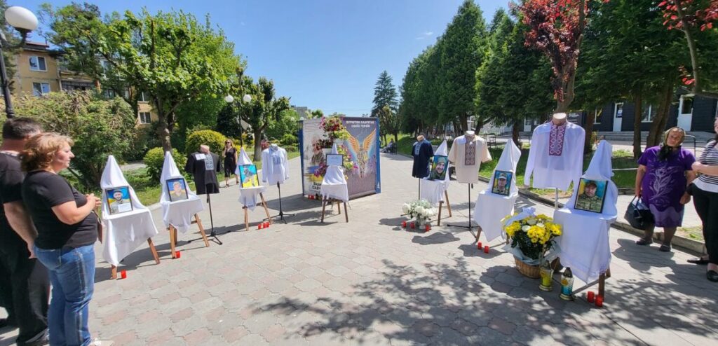 У Бурштині влаштували виставку вишиванок полеглих захисників