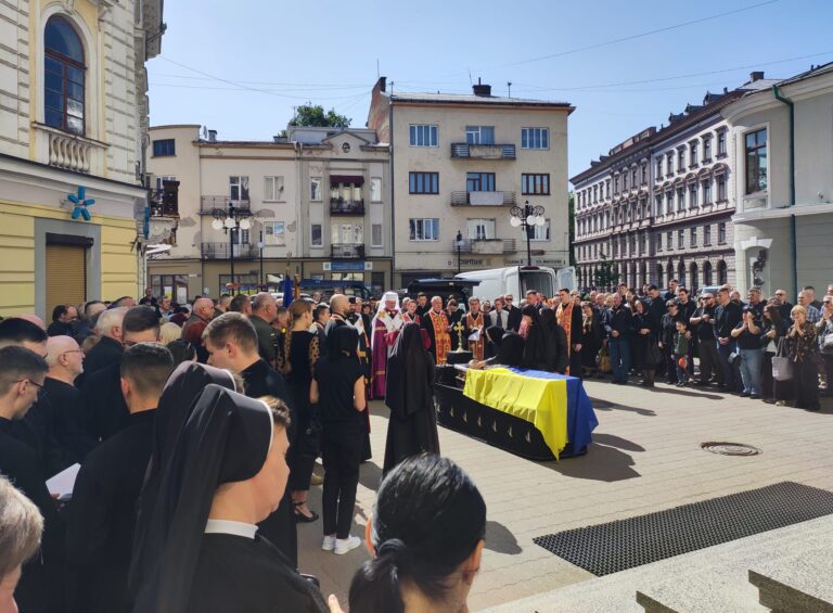 У Франківську велелюдно попрощалися із полеглим Героєм Марком Вуянком