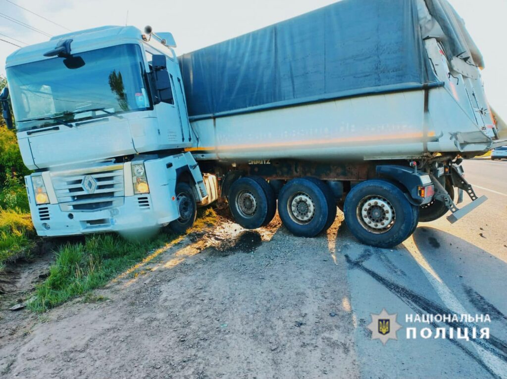 На Прикарпатті вантажівка насмерть збила жінку. ФОТО