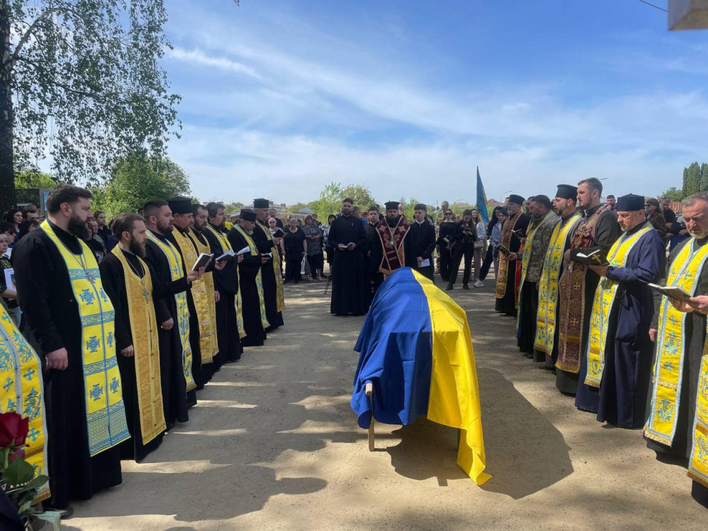 У братській могилі у Чернівцях поховали 16 бійців коломийської "десятки"