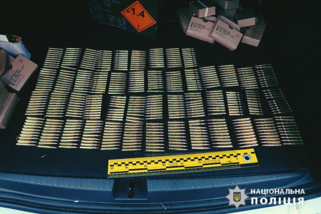 В Яремче у чоловіка в авто знайшли зброю і майже три тисячі набоїв. ФОТО