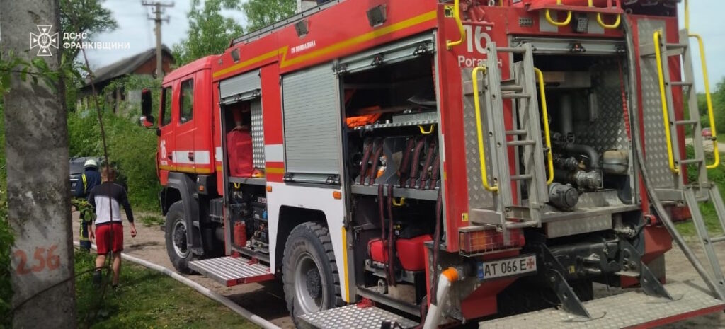 На Франківщині під час пожежі житлового будинку врятували дворічну дитину. ФОТО