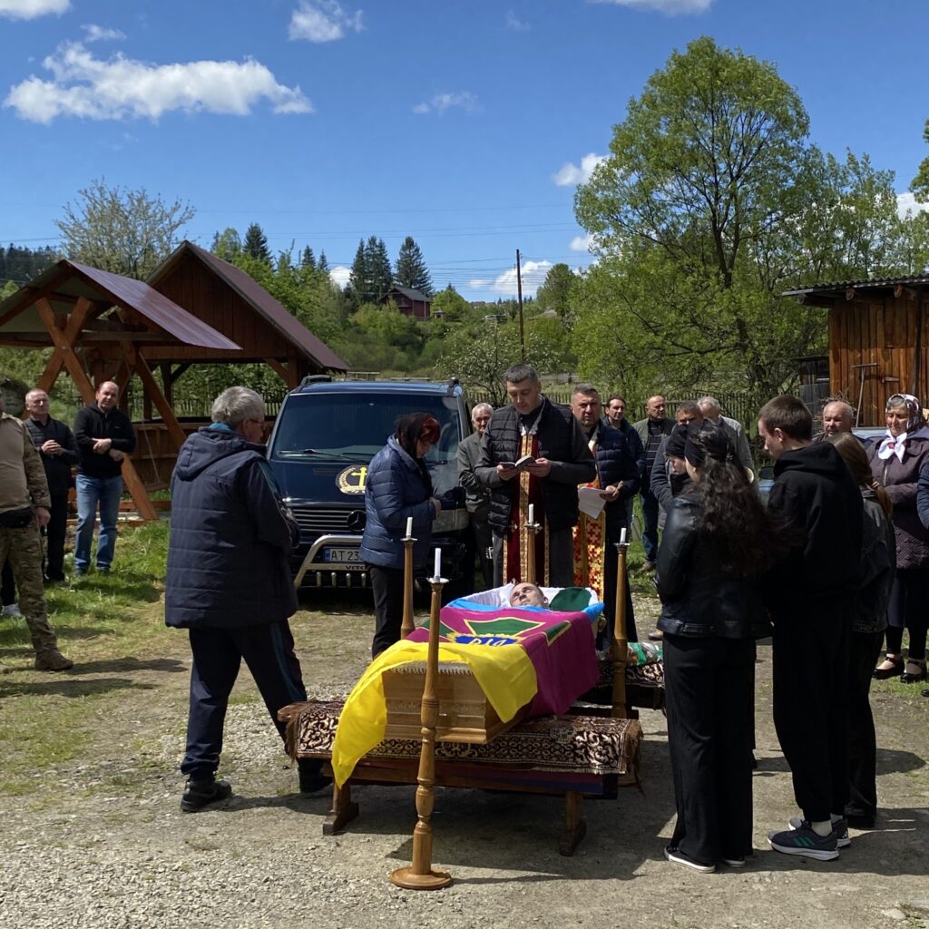 Ворохтянська громада попрощалася із 27-річним захисником Богданом Бухонком